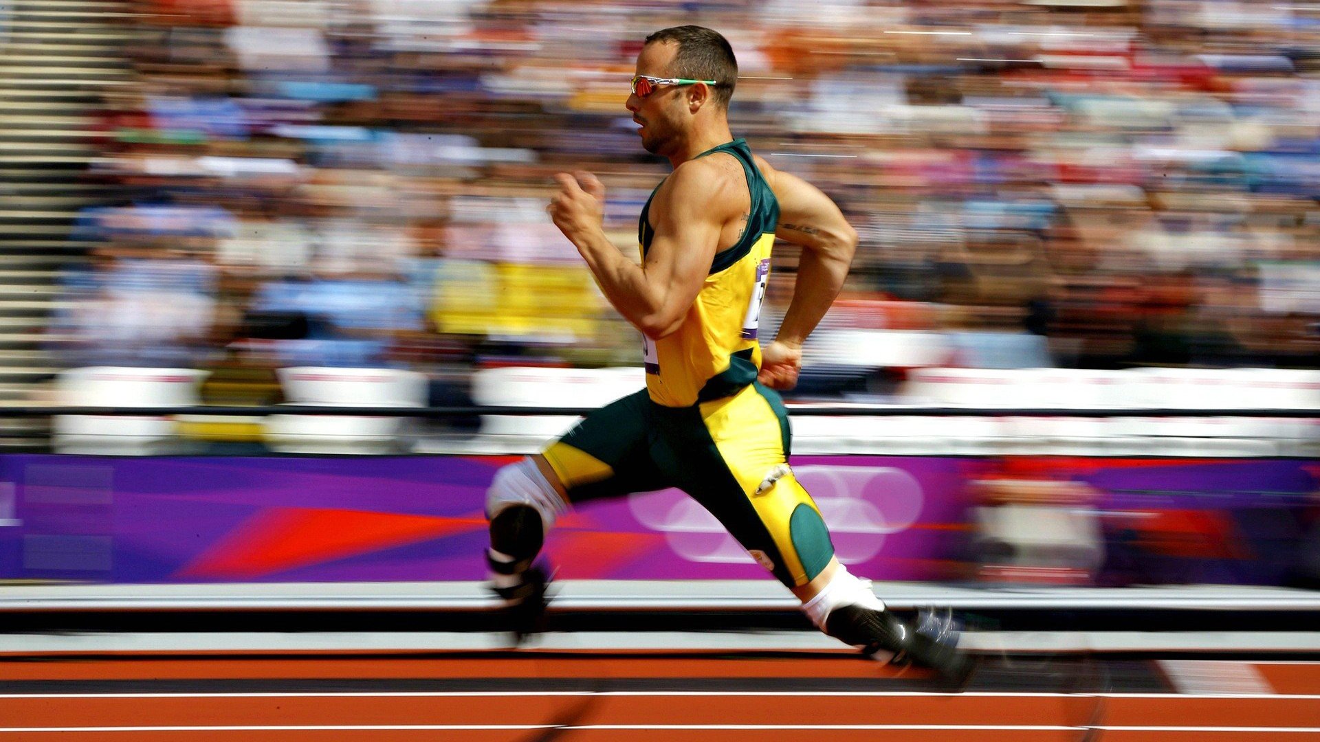 赛道与球场的双重奏，当F1年度争冠焦点战遇上马刺压制上海队