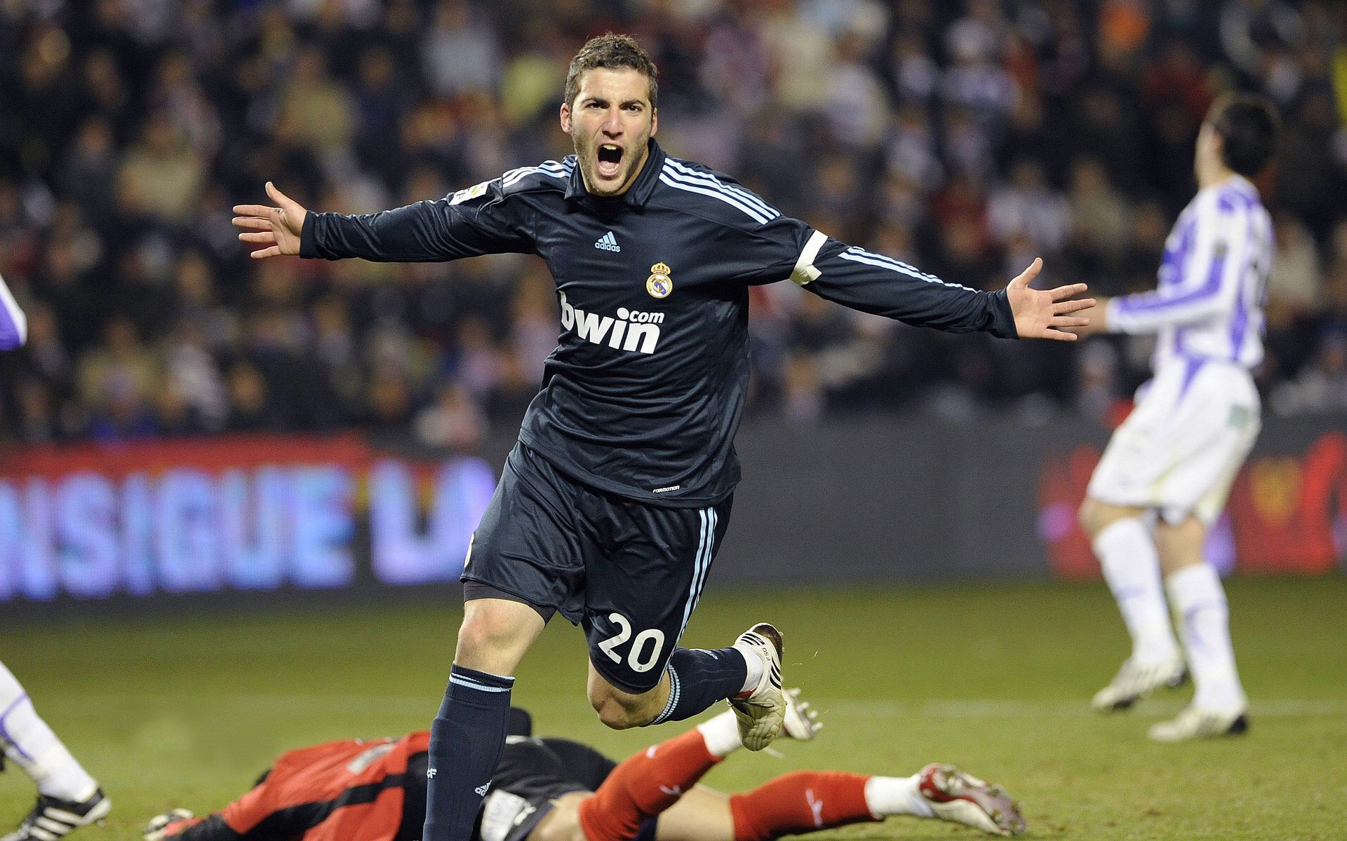 开云官方app入口-当马刺刺穿湖人，拉梅洛在F1赛道接管比赛，体育世界的跨界突围叙事